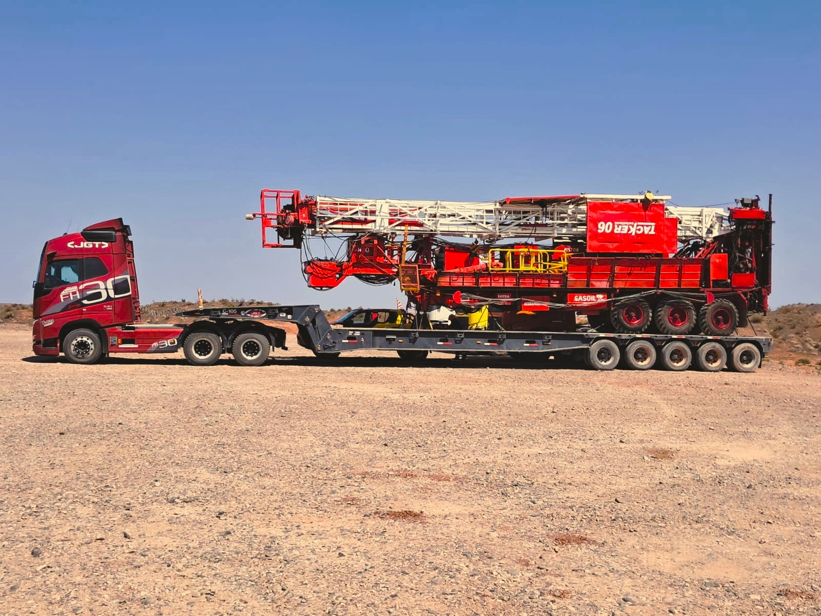 Trailers y equipamiento de soporte operativo en locación petrolera