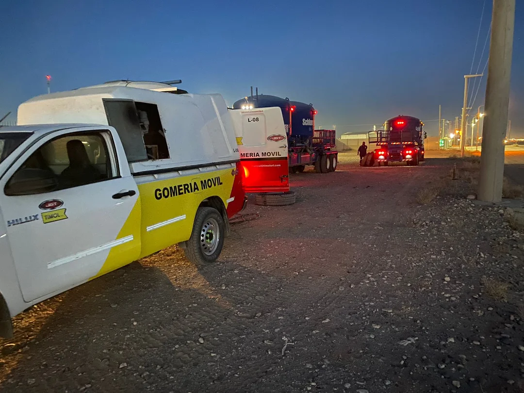 Servicio de gomería móvil de Timol atendiendo maquinaria pesada en campo